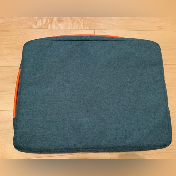 2 in 1 Waterproof Laptop Case with detachable pouch - Picture 5 of 7